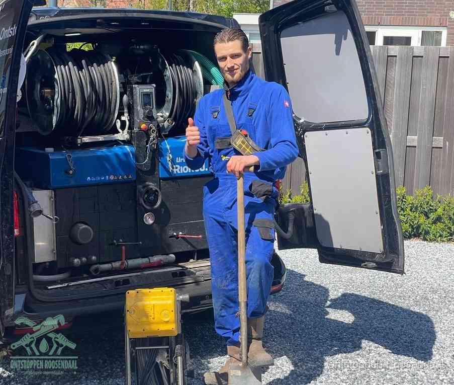 Een tevreden monteur met opgestoken duim naast de bestelbus, slim ingrijpen bespaart kosten bij een verstopte afvoer in Roosendaal