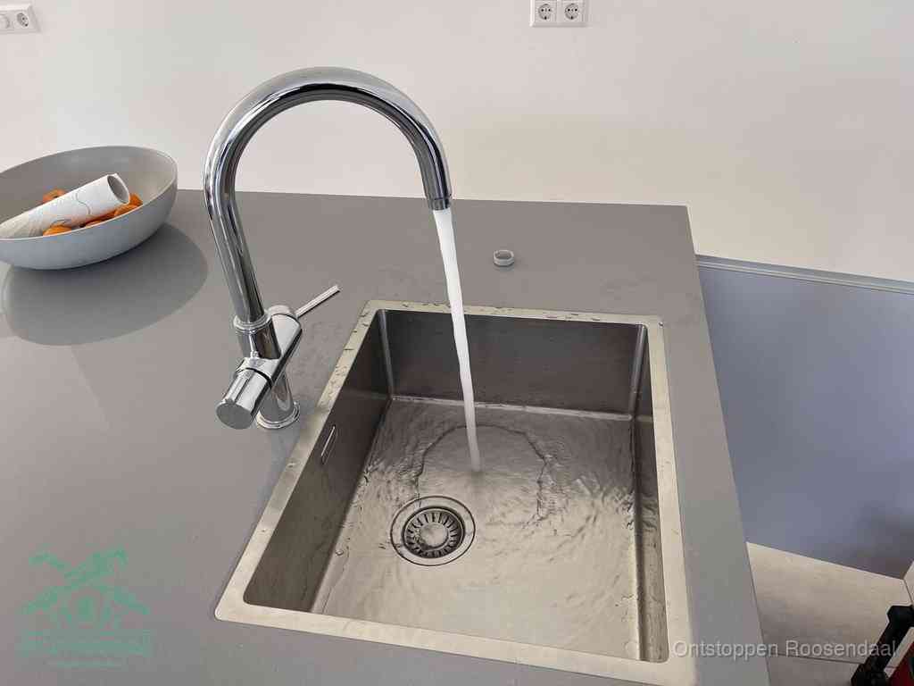Een vrij doorstromende rvs spoelbak waar het water moeiteloos wegloopt, het resultaat van slim onderhoud dat geld bespaart in Roosendaal