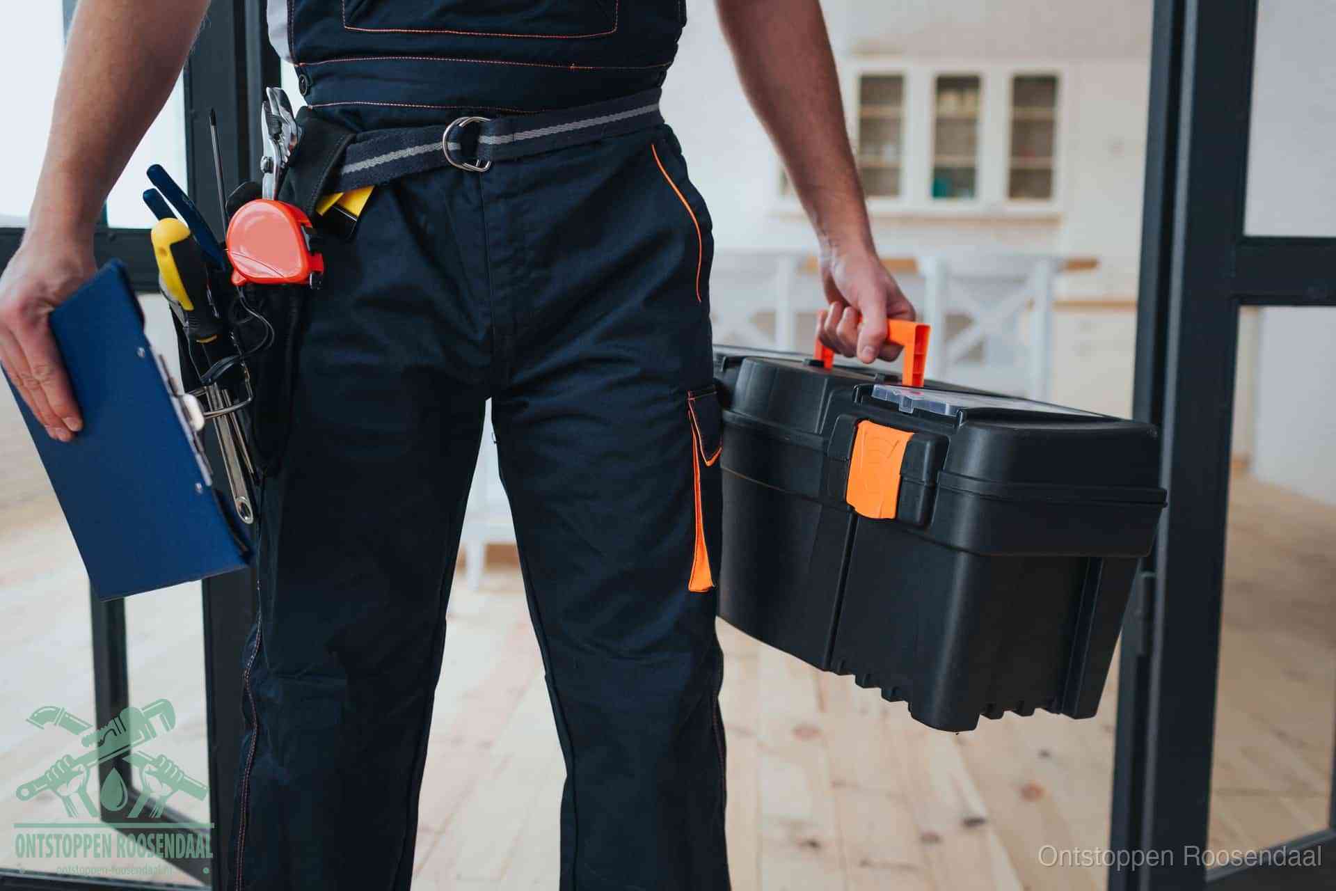 Een monteur met gereedschapsriem en klembord, klaar om een transparante prijs voor het afvoer ontstoppen in Roosendaal te geven