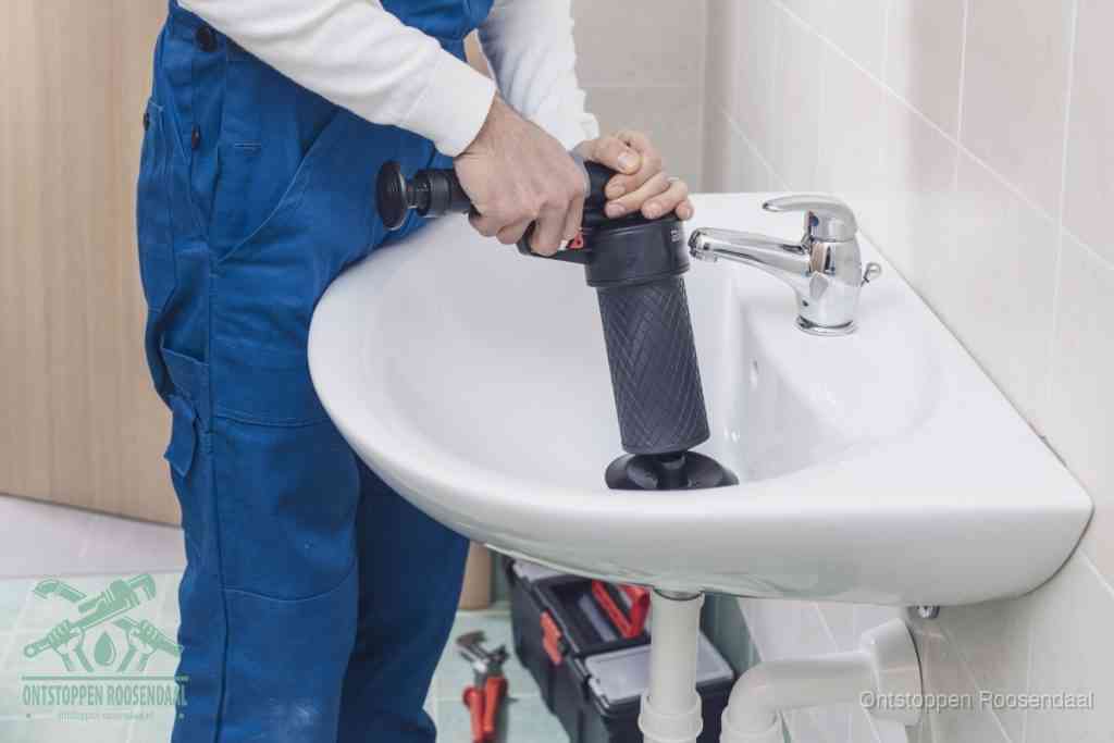Een te ruwe doe-het-zelf poging met een hand-pomp op de afvoer van een badkamer-wastafel, een van de veelgemaakte fouten bij afvoer ontstoppen in Roosendaal