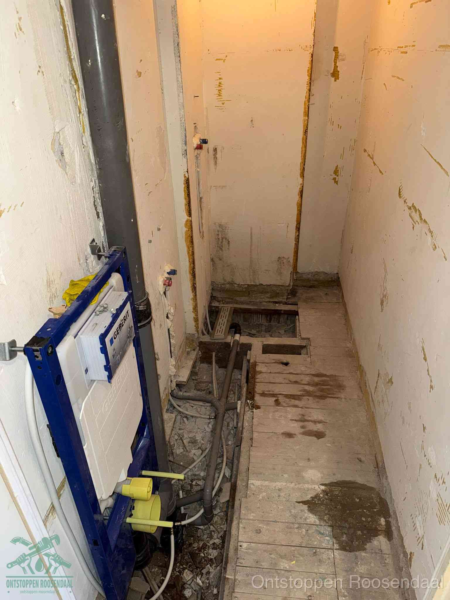 Een opgebroken toiletruimte tijdens renovatie met een Geberit inbouwreservoir en blootliggende oude afvoerleidingen, typisch voor oudere woningen in Roosendaal